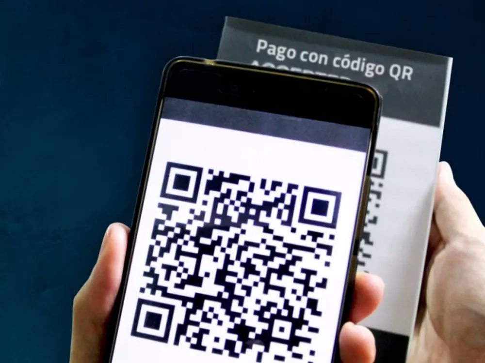 Las nuevas medidas para pagar con código QR que dispuso el Banco Central