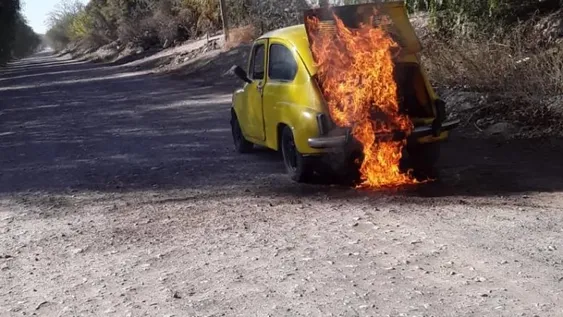 Se incendió un Fiat 600 y los vecinos ayudaron a sofocar el siniestro