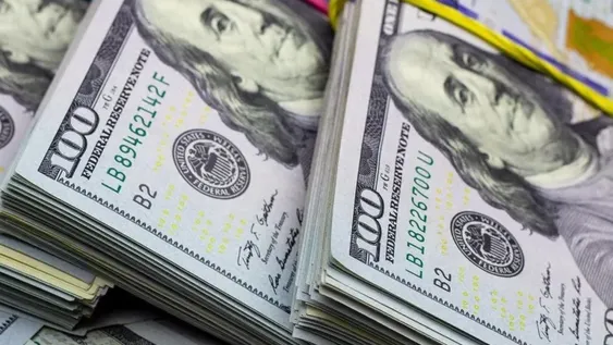 El dólar oficial cerró a $121,73 y el blue se negoció sin cambios