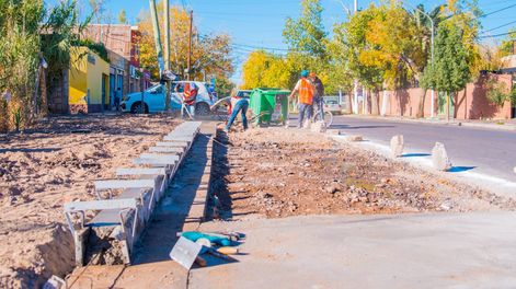 Rivadavia comenzó con la obra de urbanización de la esquina conformada por las calles Sargento Cabral y Cabañas.