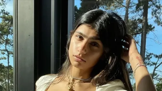 Mia Khalifa posó con una microbikini y casi muestra de más