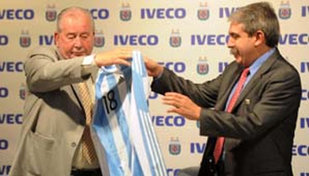 El Gobierno y la AFA firmaron un convenio con la empresa Iveco