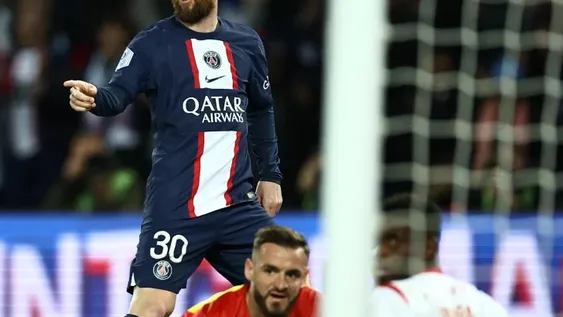 Messi respondió a los abucheos con un golazo