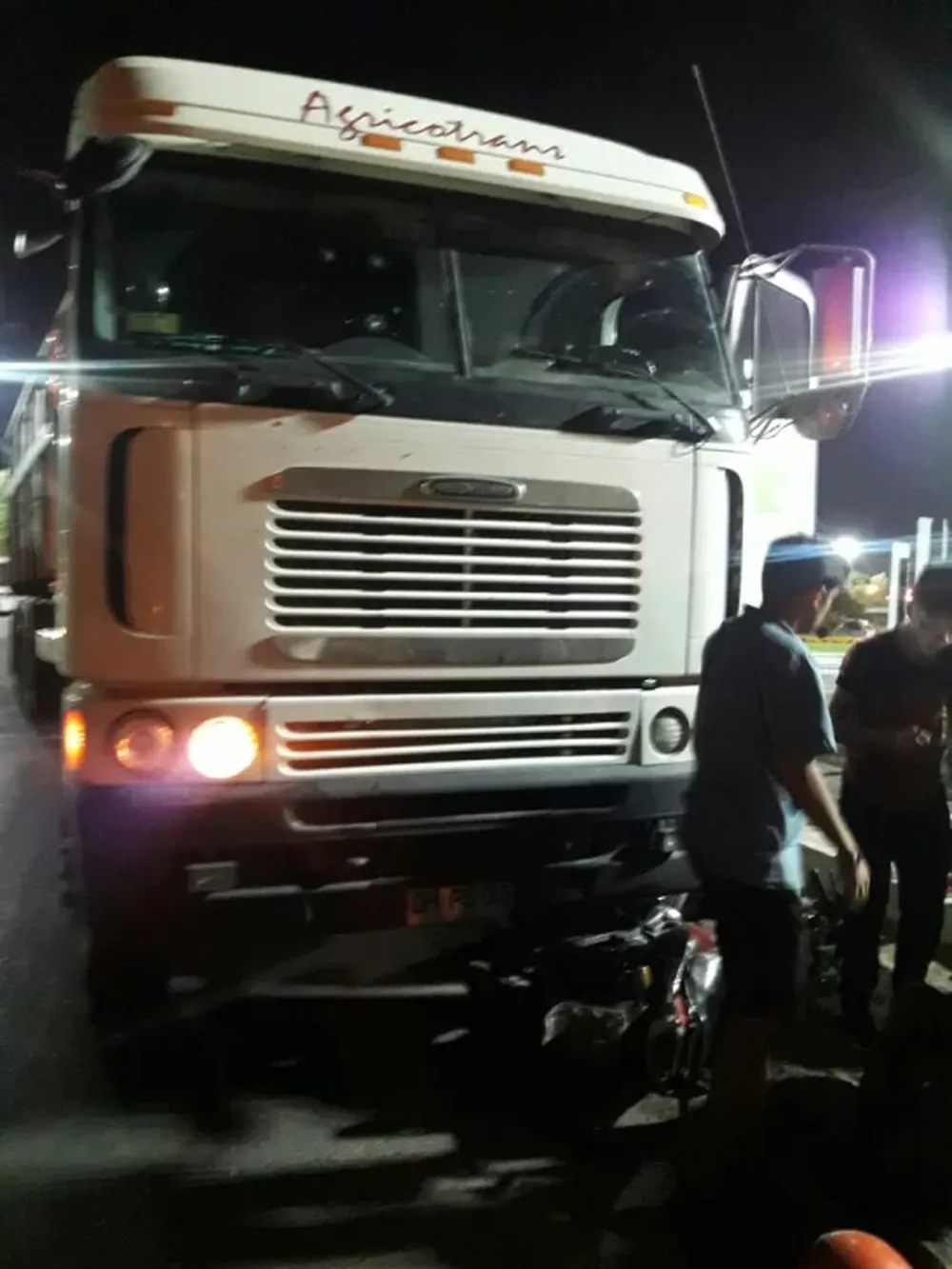 Se salvó de milagro al ser arrastrado con su moto por un camión