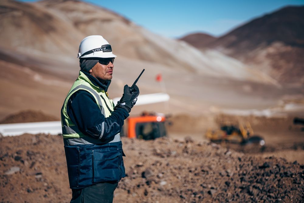 En el proyecto hoy trabajan más de 2.600 personas, que se desempeñan a más de 4.000 msnm, en lo que será la mina de cobre más grande del país.&nbsp;