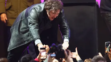 En la previa a las elecciones, las acciones tocaron su nivel más bajo del año y el riesgo país se disparó a los 900 puntos