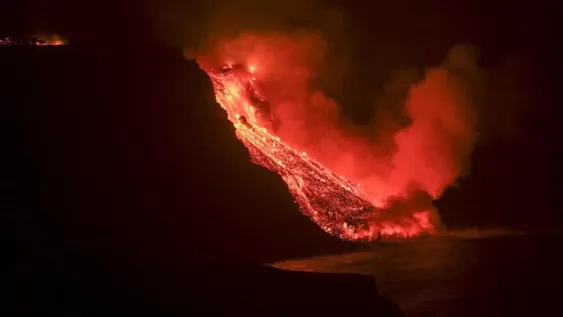 Alerta máxima: monitorean las nubes tóxicas generadas por la llegada de la lava al mar