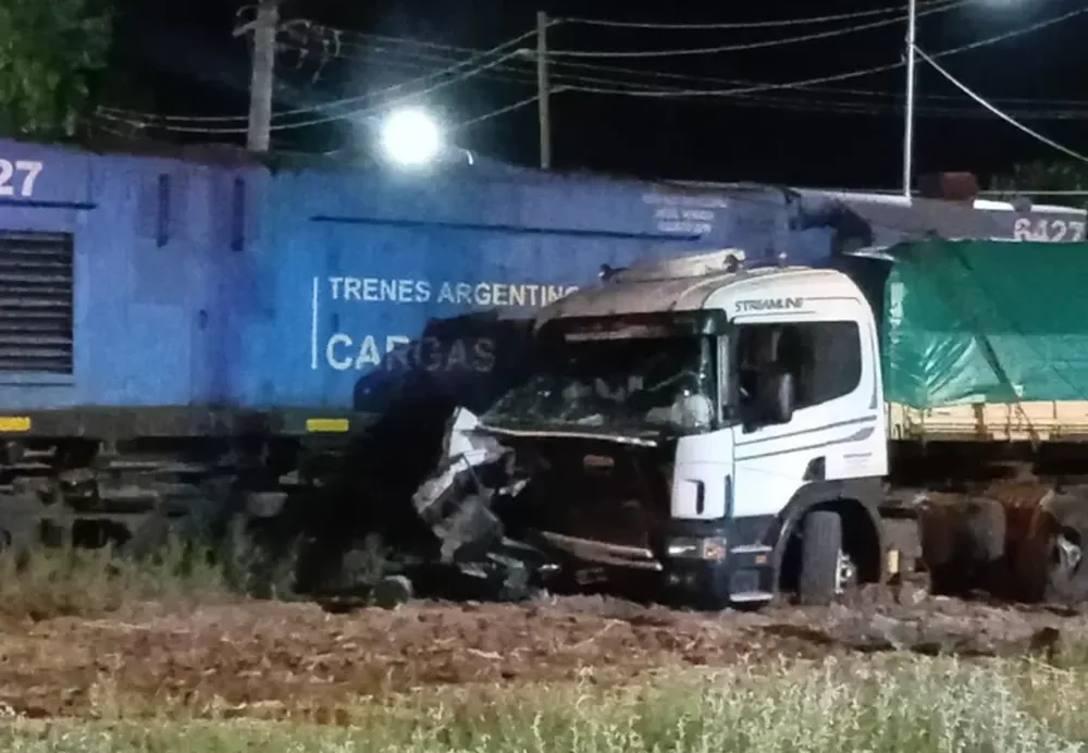 Se salvó de milagro: un camionero misionero fue embestido por un tren en 25 de Mayo