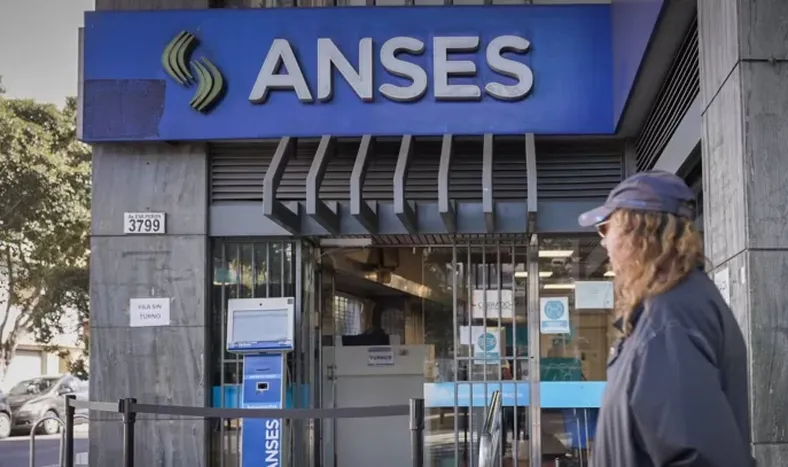 La ANSES oficializó el aumento de 2,4% para las jubilaciones, pensiones y AUH: cuánto cobran en enero