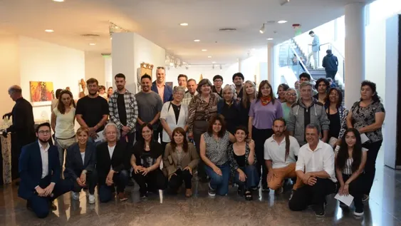 Juntos. Artistas iglesianos y calingastinos con el director del Museo Frankin Rawson, Emanuel Díaz Ruiz (al extremo izq. sentado), entre otros.