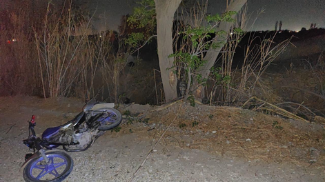 Tragedia en Pocito: murió un motociclista tras chocar contra un árbol y caer a un canal.