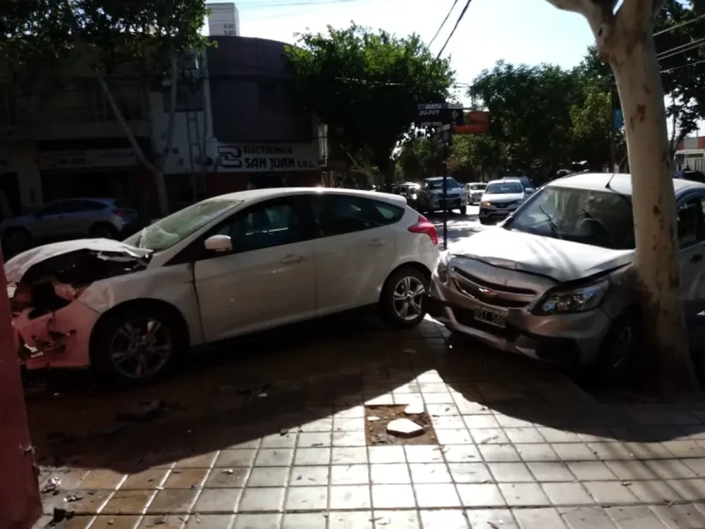 Chocaron y terminaron en la vereda de una transitada esquina sin semáforos