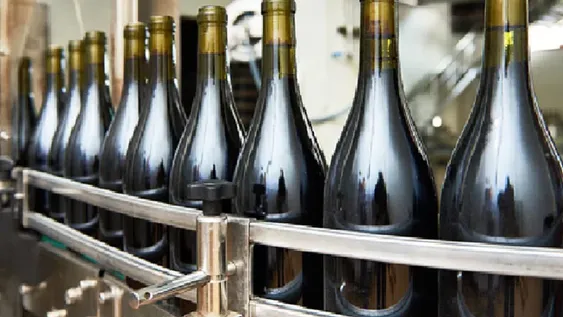 Bodegas piden importar botellas y en el Gobierno insisten que no es la solución