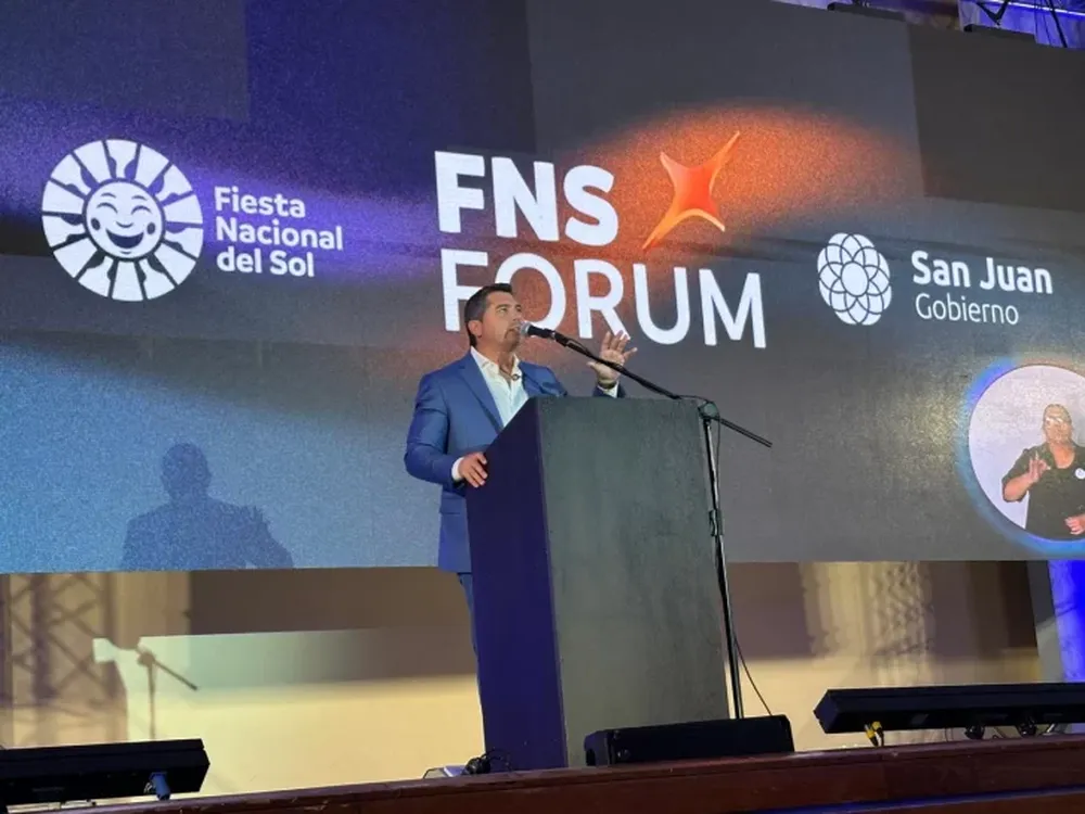 El gobernador Marcelo Orrego en la apertura del ciclo de charlas inspiracionales.