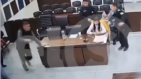 Se filtró el video del momento en que un preso quiso matar a una fiscal durante un juicio en Mendoza