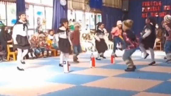Una niña se quedó sin pareja en un acto escolar y su padre subió a escena para bailar con ella