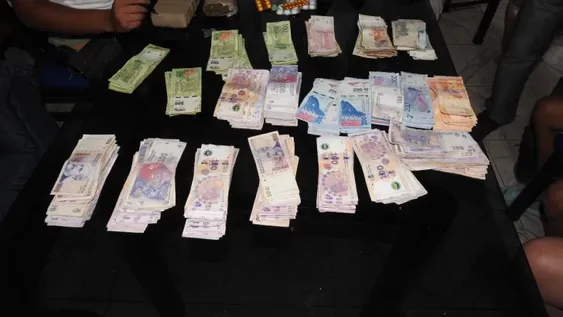 Secuestran más de $200 mil en efectivo y 3 panes de marihuana en dos allanamientos