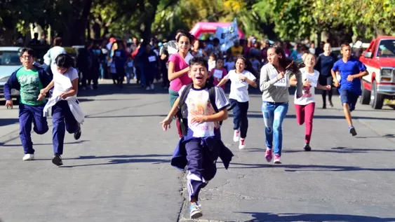 Casi 1 kilómetro lleno de corredores