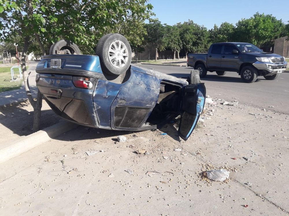 Una familia rosarina que venía a San Juan volcó en San Luis: una mujer falleció