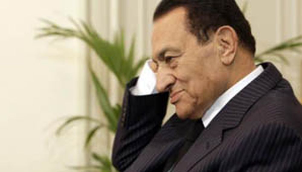 Mubarak sufrió dos paros y su estado de salud es crítico