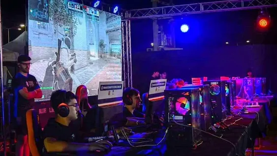 QUE COMIENCE LA PARTIDA.  Videojuegos, metegol y pileta. ¿Qué más se puede pedir para festejar el fin de año?