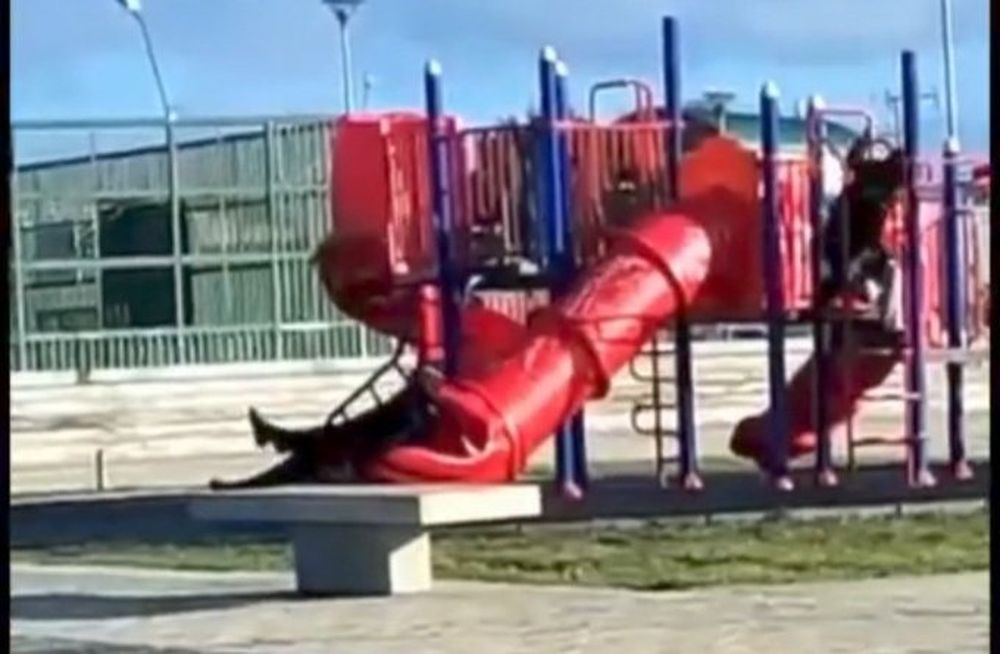 El presidente de Chile quedó atrapado en el tobogán de una plaza