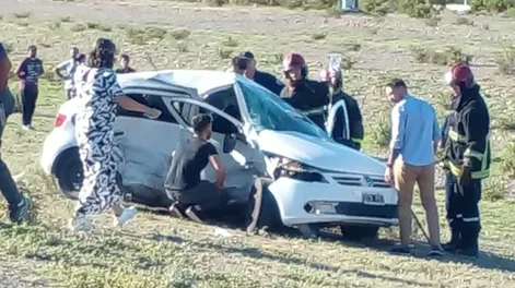 Impactante choque frontal entre dos autos en Ruta 40: hay heridos