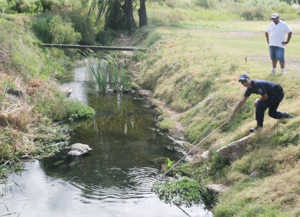 Un hombre muerto en un desagüe del club Amancay