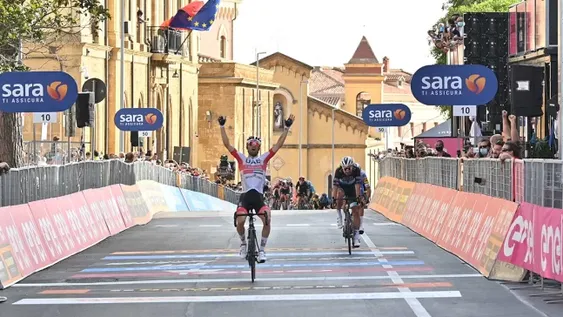 Diego Ulissi se impuso en la segunda etapa del Giro de Italia y Filippo Ganna sigue al frente