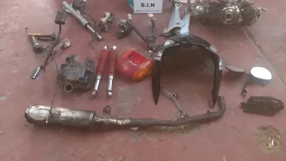 Un hombre con fracturas y una mujer inconsciente, al chocar en moto con un auto