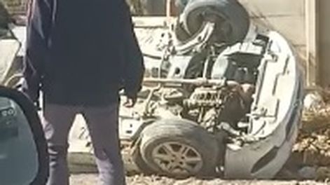 [VIDEO] Volcó un auto en La Bebida