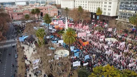 Una multitud realizó un banderazo en el Obelisco y distintas ciudades del país