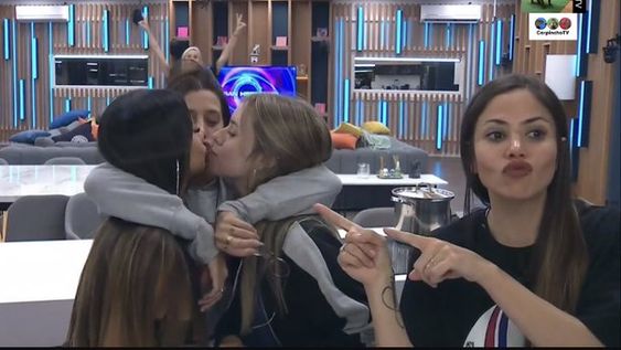 “Gran Hermano 2022”: el picante beso entre Coti, Juliana y Daniela