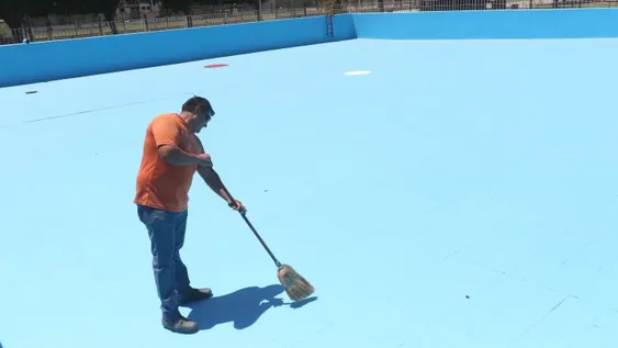 LISTA. La pileta del Centro Valenciano está lista para iniciar la temporada a partir del próximo 1 de diciembre. Sólo pintarla costó 1 millón de pesos.