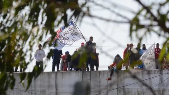 Presos se subieron al techo para pedir no morir en la cárcel