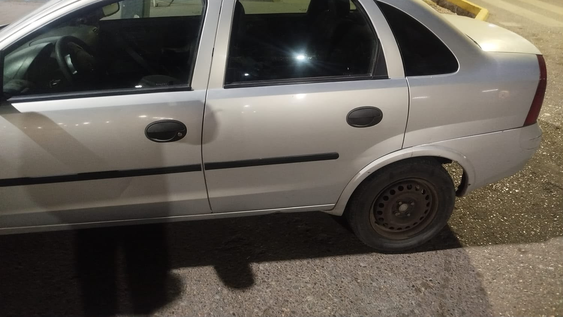 El Chevrolet Corsa que intentó robar el delincuente.&nbsp;