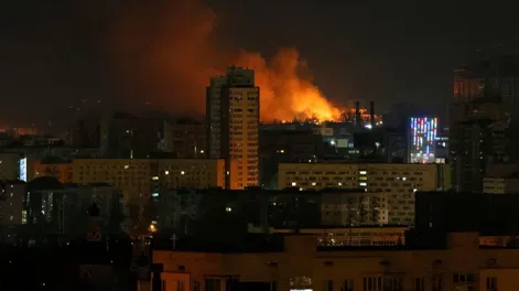 Siguen avanzando tropas rusas en Ucrania: reportan explosiones en el norte de Kiev