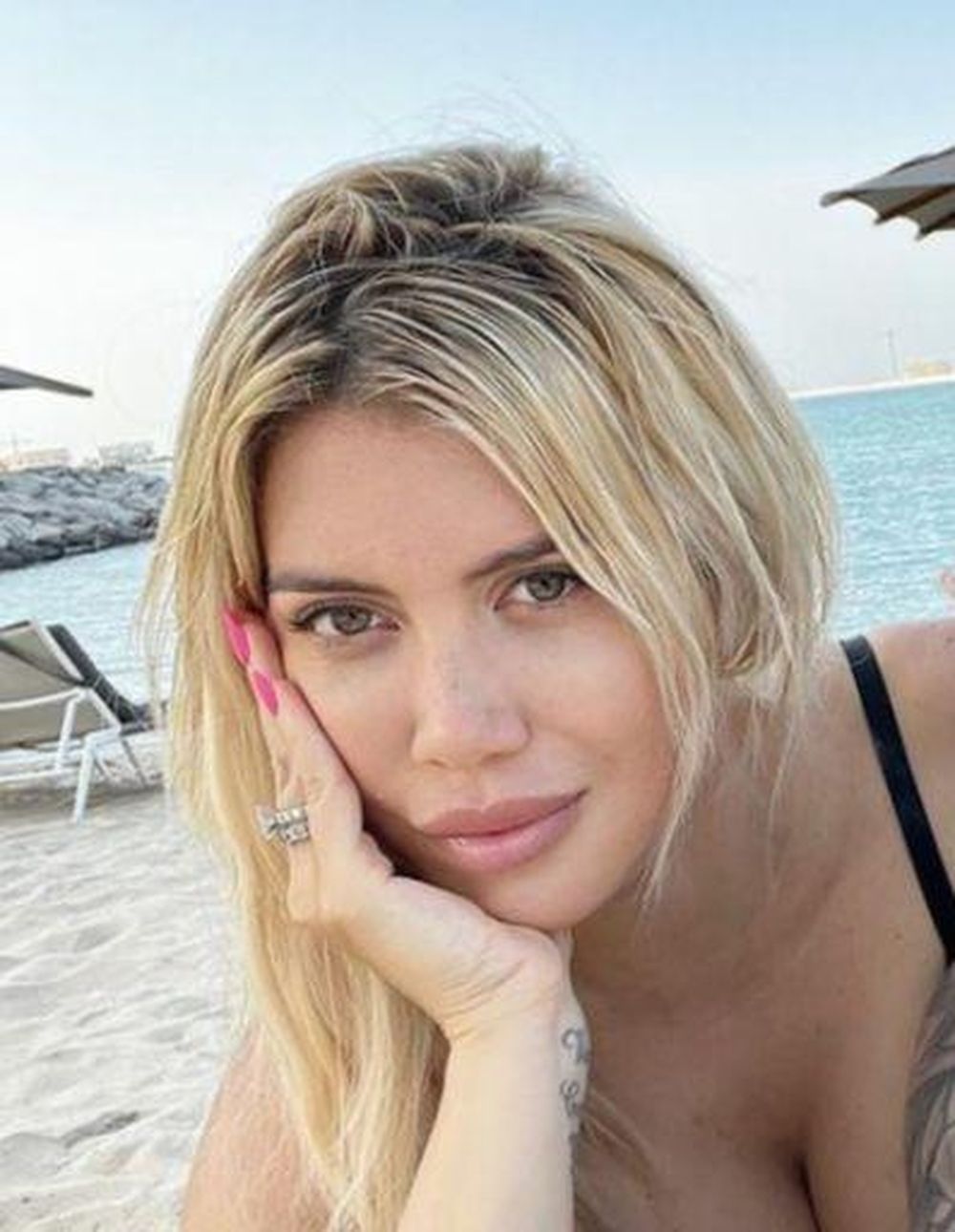 Wanda Nara se mostró en microbikini recostada en una reposera
