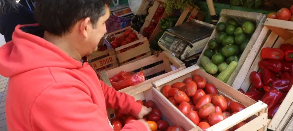 OFERTA. En las verdulerías hay productos de verano y de invierno a la vez, lo que ayudó a que los precios se mantengan o en algunos casos bajen para que puedan venderlos.