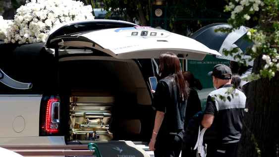 Llamó la atención el ataud dorado en el que fue sepultado El Mencho.