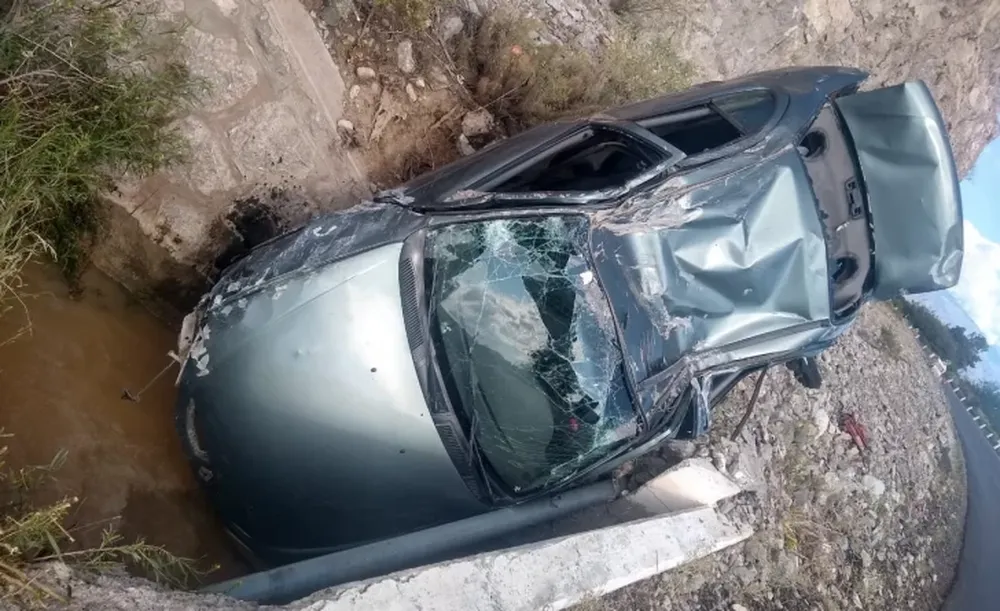 Casi se matan al volcar: al chofer lo demoraron por manejar borracho