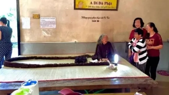 Récord poco higiénico: una mujer no se lava ni se corta el pelo hace 64 años