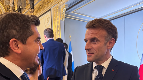 El gobernador Marcelo Orrego junto al presidente de Francia, Emmanuel Macron.