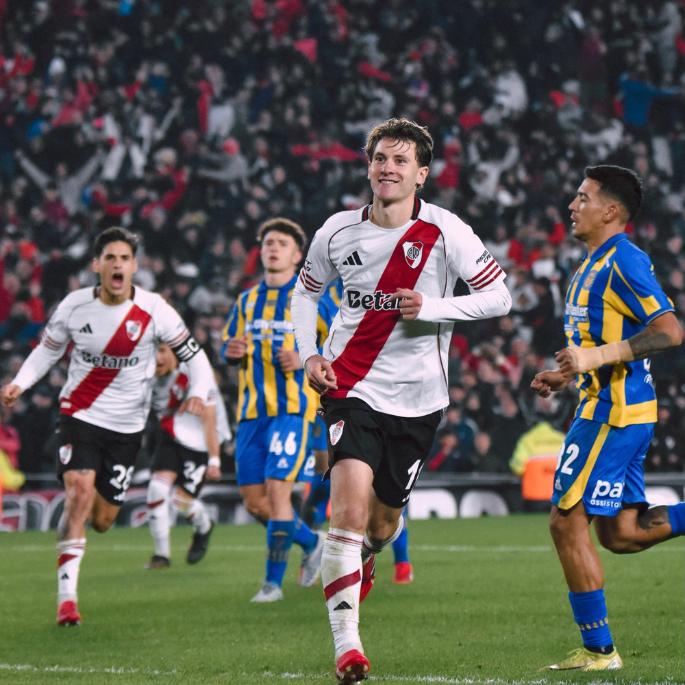 Facundo Colidio le dio el único gol del partido a River de penal.