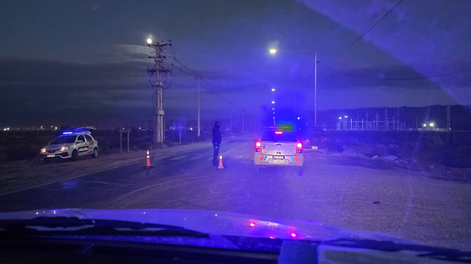 Muerte en la Costanera: hallan el cuerpo de una mujer junto a una moto tirada.