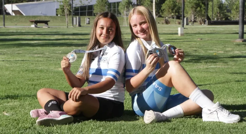 PÍA MANZANO y DELFINA DIBELLA, coronadas campeonas argentinas, el pasado mes de marzo, están entre los 70 ciclistas que se concentrarán en La Cumbre.
