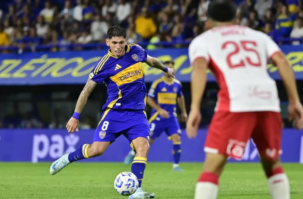 GOLAZO. Palacios culmina su obra, rematando al segundo palo. El chileno dejó pasar entre sus piernas un pase de Saracchi y fue a buscar la pelota al área, donde se la puso Merentiel.