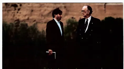 Luis E. Meglioli entrevistando al Premio Nobel de Literatura español Camilo José Cela, en su casa de Guadalajara, Castilla-La Mancha, España.