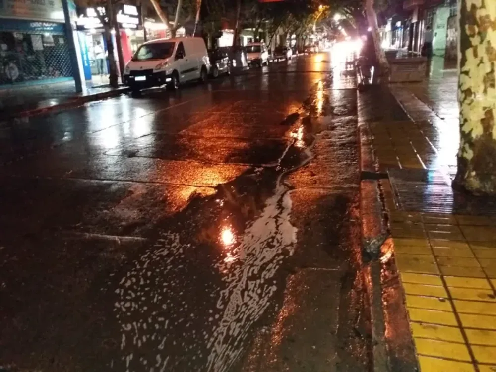 En pocos minutos, se desató una fuerte tormenta en el Gran San Juan
