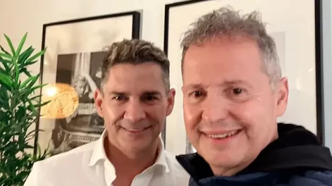 Carlos Fernández (derecha), en España.